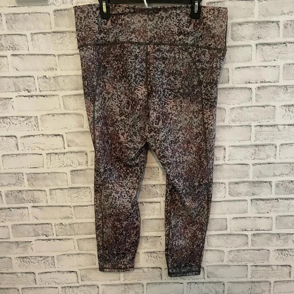 Women’s Fabletics Define Powerhold Capri serpentine print leggings 1X - Picture 3 of 5